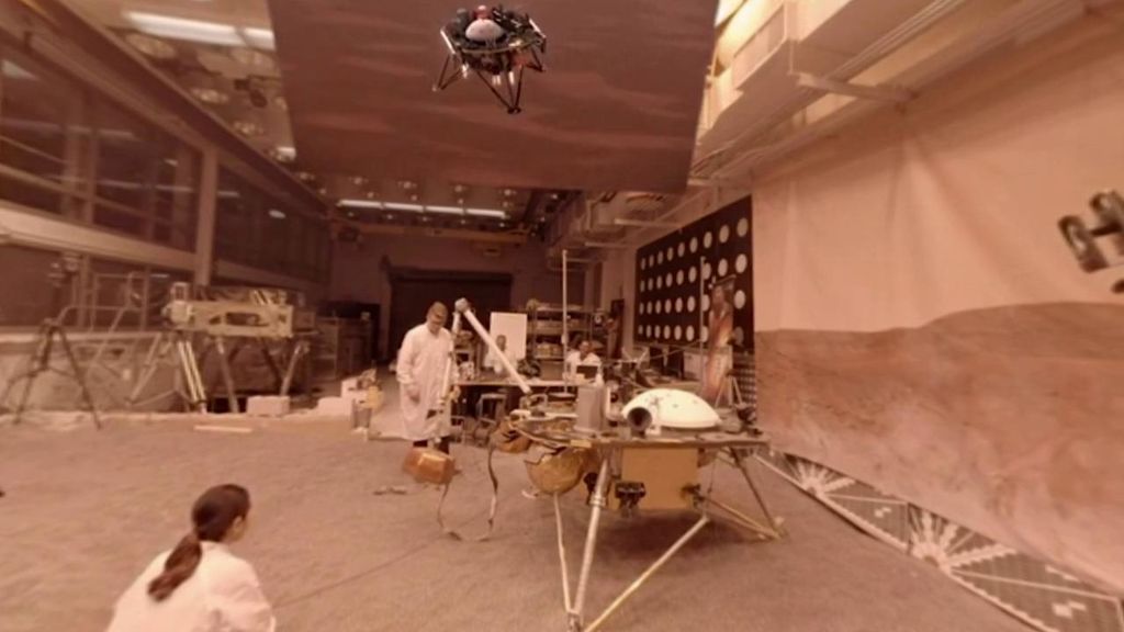Una réplica del módulo de aterrizaje InSight de la NASA se muestra en el Laboratorio de Propulsión, conocida como JPL, en Pasadena, California.