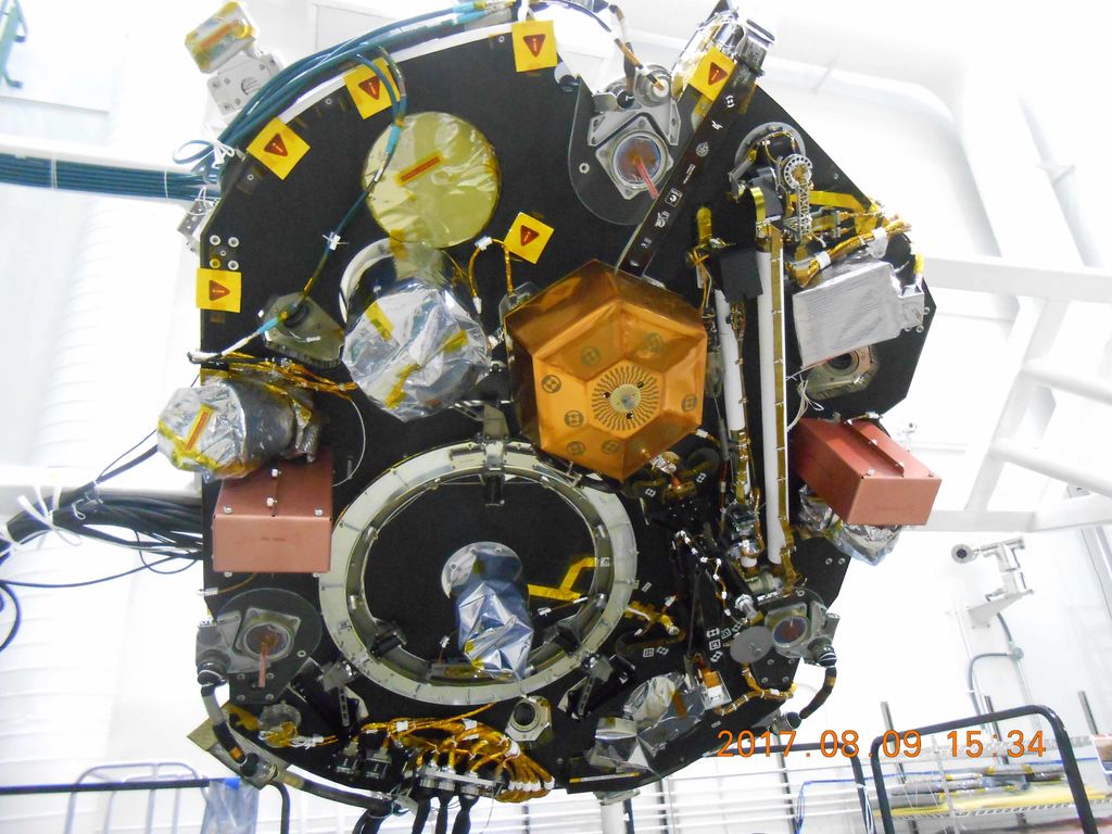 Está mirando el módulo de aterrizaje InSight suspendido al revés para poder instalar sus instrumentos científicos.