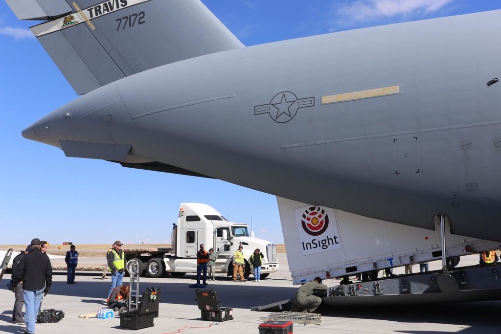 La caja que contiene la nave espacial InSight se carga en un avión de carga C-17 en la Base de la Fuerza Aérea de Buckley, Denver, para su envío a la Base Aérea Vandenberg, California.