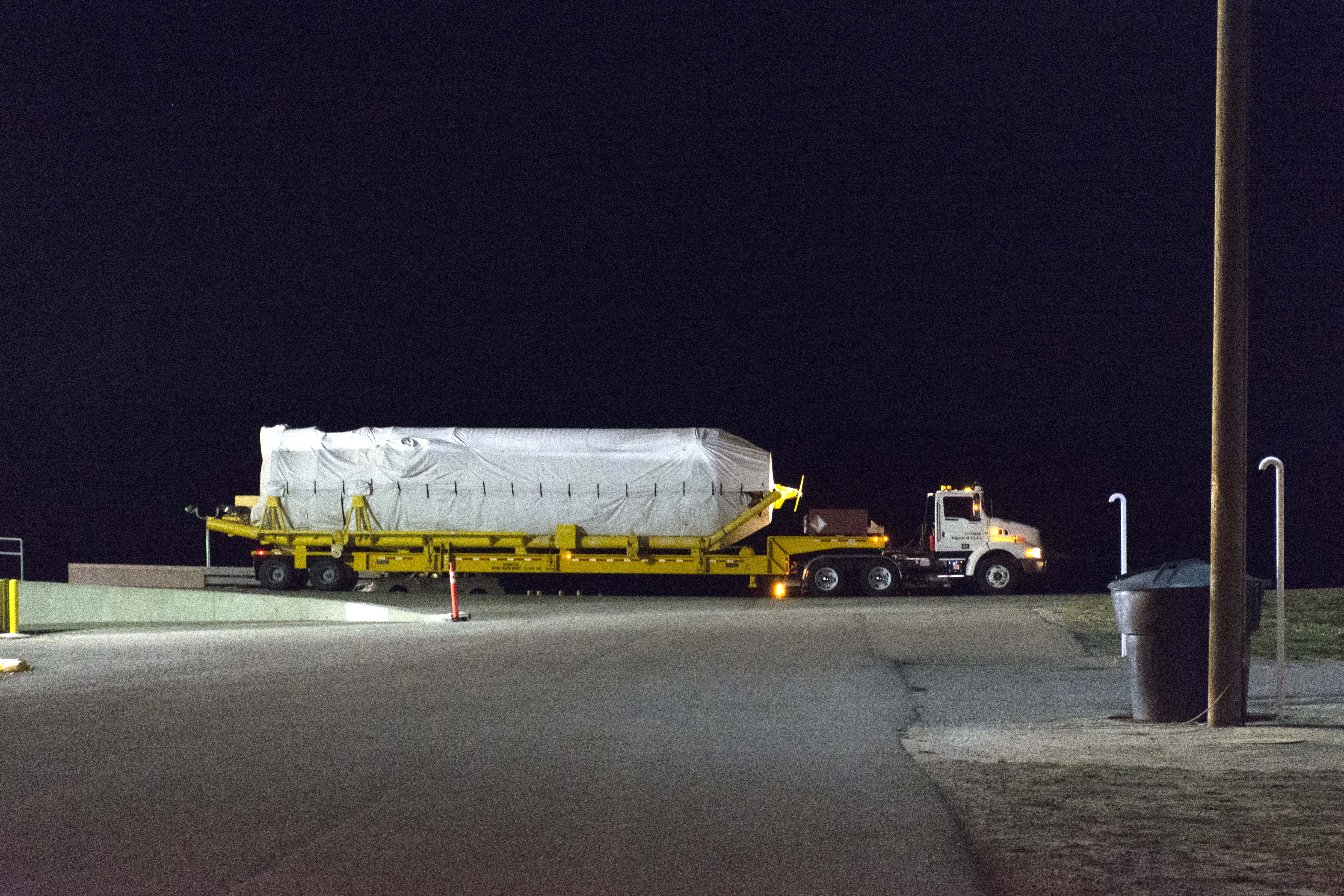 En la Base de la Fuerza Aérea de Vandenberg en California, se ve un cohete superior de United Launch Alliance Centaur a bordo de un camión de plataforma. Se colocará encima de un refuerzo Atlas V, que llevará la nave espacial InSight desde la base aérea costera. .
