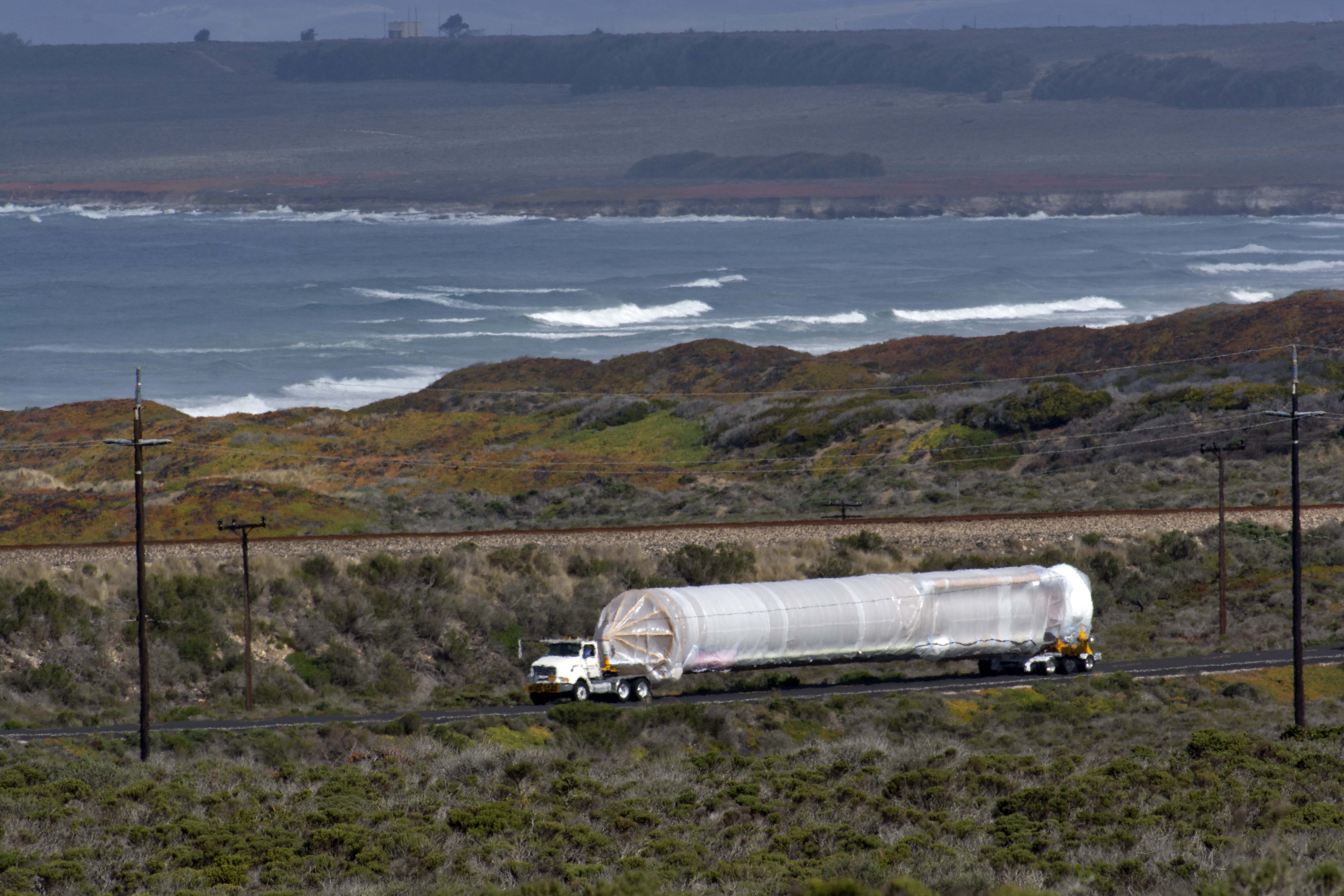 Un refuerzo de United Launch Alliance Atlas V es transportada al Space Launch Complex 3 en la Base Aérea Vandenberg en California. El cohete lanzará la Exploración Interior de la NASA utilizando las Investigaciones Sísmicas, la Geodesia y el Transporte de Calor, o la misión InSight, para aterrizar en Marte.