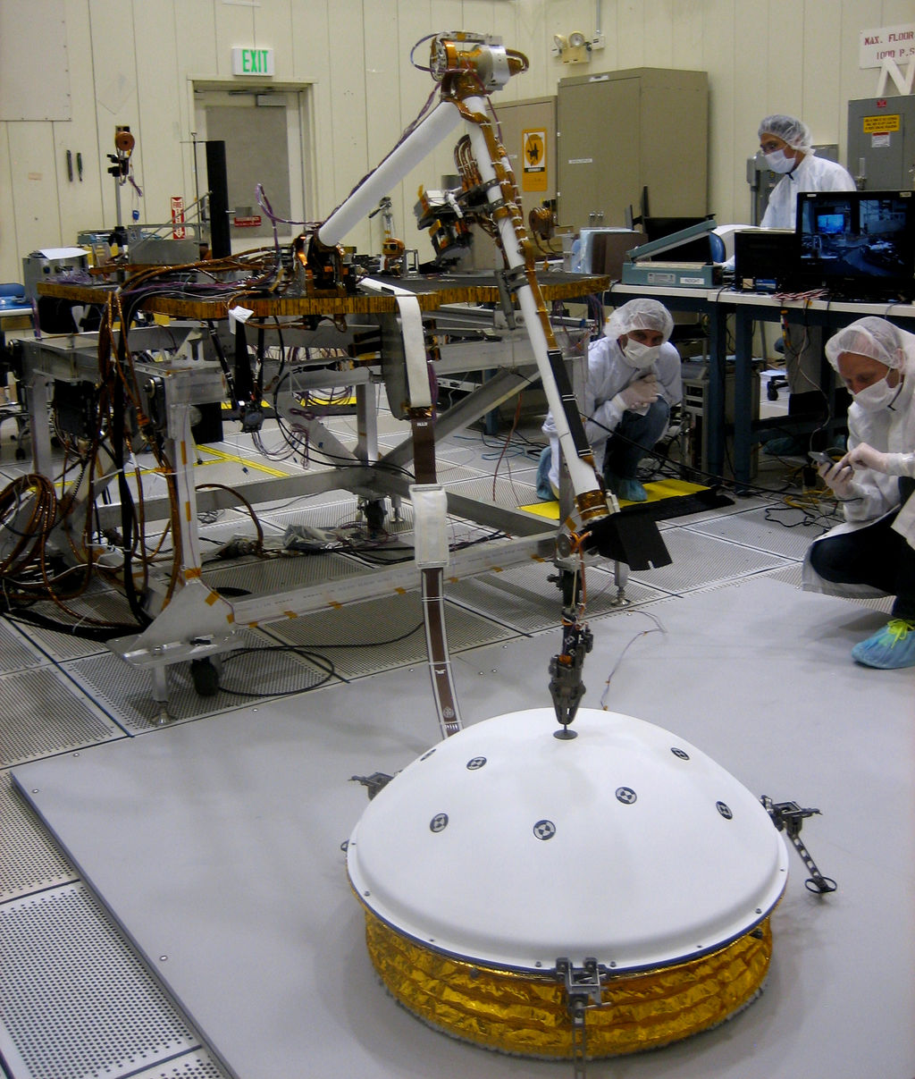 A Unas semanas después de llegar a Marte, el módulo de aterrizaje InSight desplegará su brazo robótico para levantar dos instrumentos clave de la ciencia de su cubierta. Aquí, ese proceso se ejecuta a través de pruebas en el Laboratorio de Propulsión de la NASA en Pasadena.