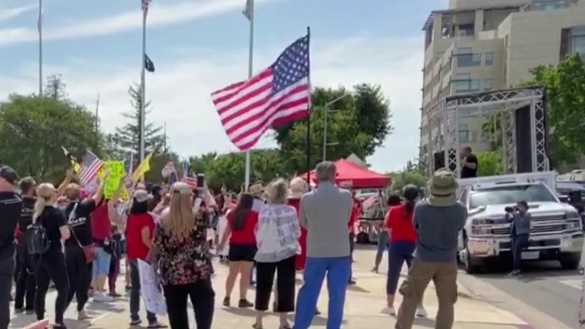 Fresno: decenas de personas protestan para exigir la reapertura de la ciudad