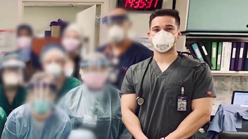 Joven hispano se gradúa para unirse a las filas que luchan en contra del COVID-19