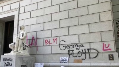 Manifestantes realizan actos de vandalismo en memoria de George Floyd