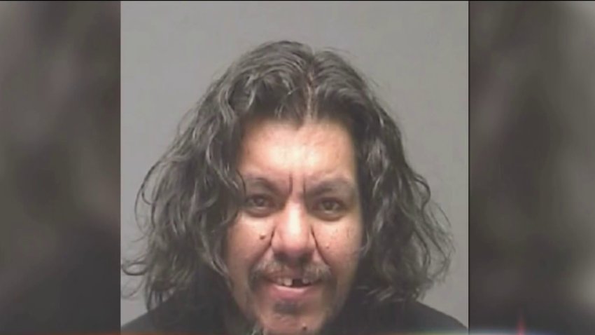 Tras las rejas: arrestan a un hombre por presuntamente intentar robar un banco en Fresno