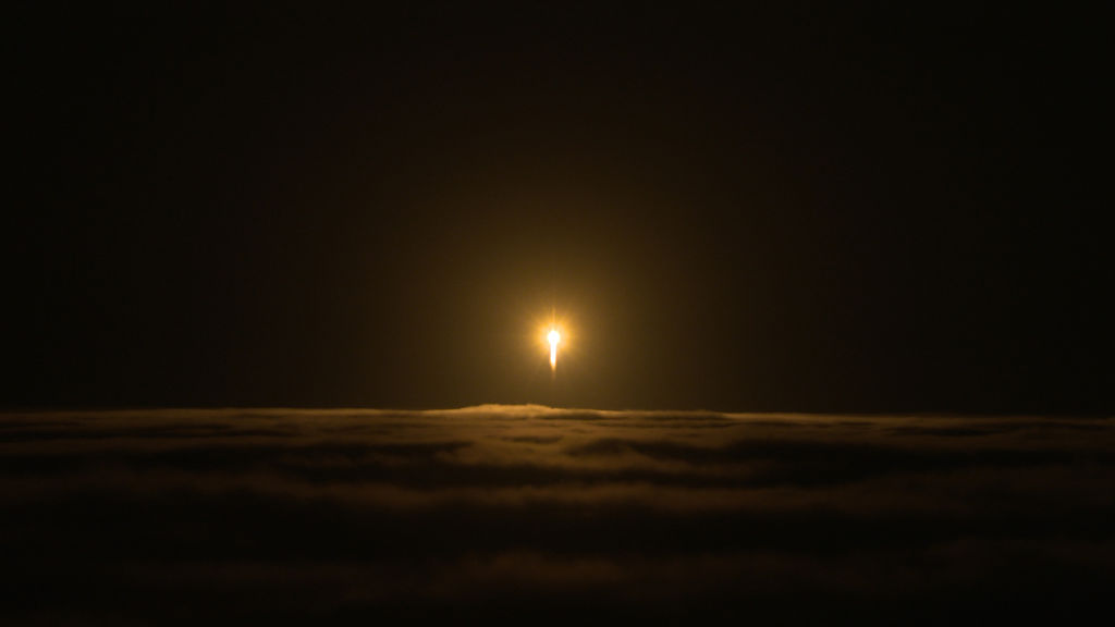 Un cohete de United Launch Alliance Atlas V sale del Complejo de Despegue 3 en la Base de la Fuerza Aérea de Vandenberg, California, con el aparato de la NASA que utiliza Investigaciones Sísmicas, Geodesia y Transporte de Calor, (InSight) para su aterrizaje en Marte. El despegue fue a las 4:05 a.m., hora del Pacifico (7:05 a.m. EDT). La nave será la primera misión en mirar profundamente debajo de la superficie marciana. Estudiará el interior del planeta midiendo su producción de calor y escuchará los movimientos sísmicos del planeta. InSight utilizará las ondas sísmicas generadas por los movimientos sísmicos para desarrollar un mapa del interior profundo del planeta. La información resultante sobre la formación de Marte proporcionará una mejor comprensión de cómo se crearon otros planetas rocosos, incluida la Tierra.