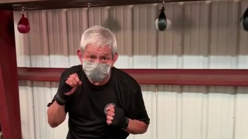 La pandemia no detiene su pasión por el boxeo