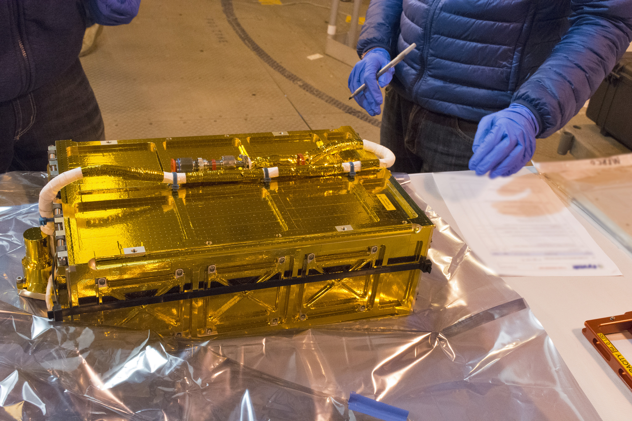 El objeto dorado en esta foto se llama Mars Cube One, uno de los dos relés de comunicaciones gemelas "CubeSats". Los pequeños satélites se lanzarán en el mismo cohete que InSight, luego desplegarán y acompañarán a la nave espacial para proporcionar un enlace de comunicaciones.