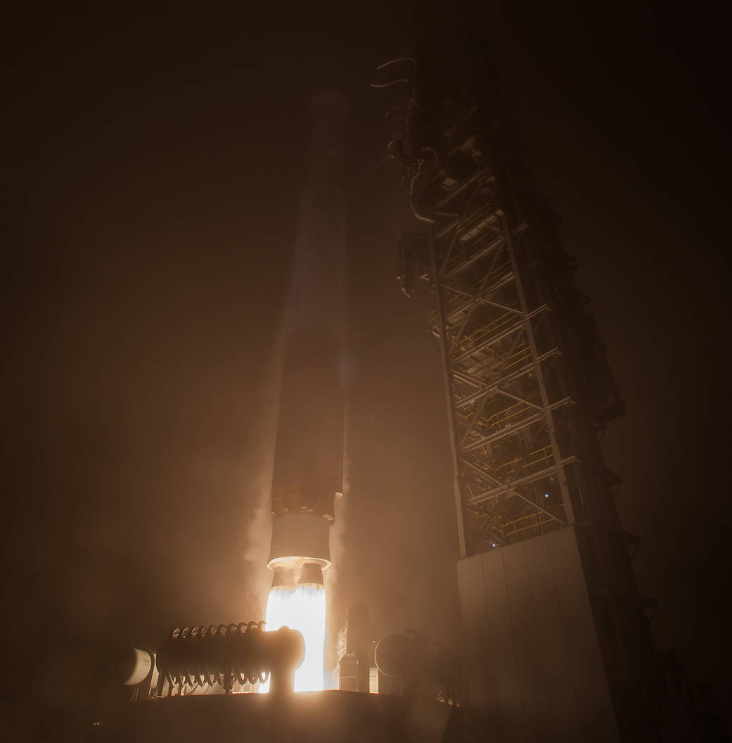 La nave espacial InSight de la NASA despega a bordo un cohete United Launch Alliance Atlas-V, el sábado 5 de mayo de 2018, desde la Base de la Fuerza Aérea Vandenberg en California.