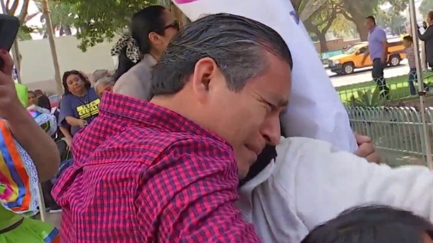 Emotiva reunión entre padres e hijos que no se veían por décadas