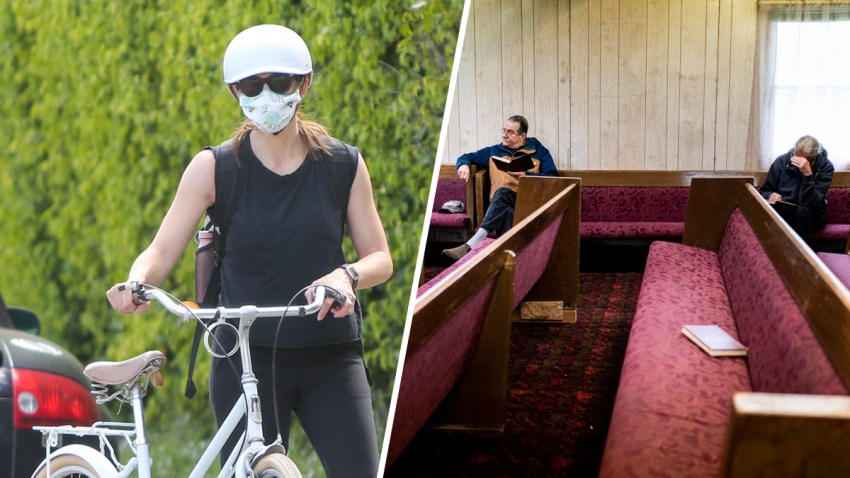 Combinación de fotografías de la actriz Jennifer Garner con una mascarilla y la congregación de una iglesia en Sacramento, California.