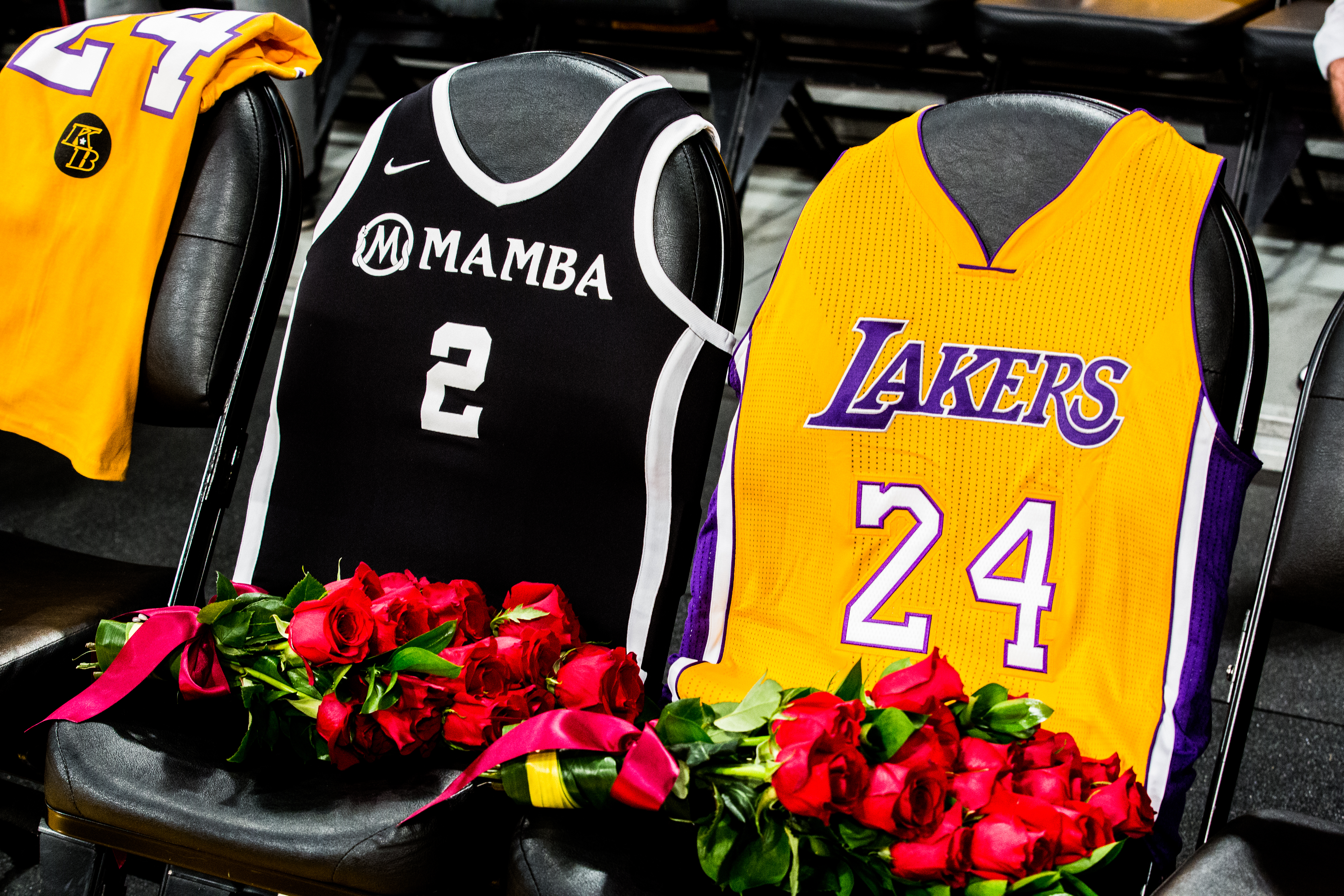 Dos sillas adornadas con rosas rojas fueron reservadas en la primera fila de Staples Center para Kobe Bryant y su hija Gianna.