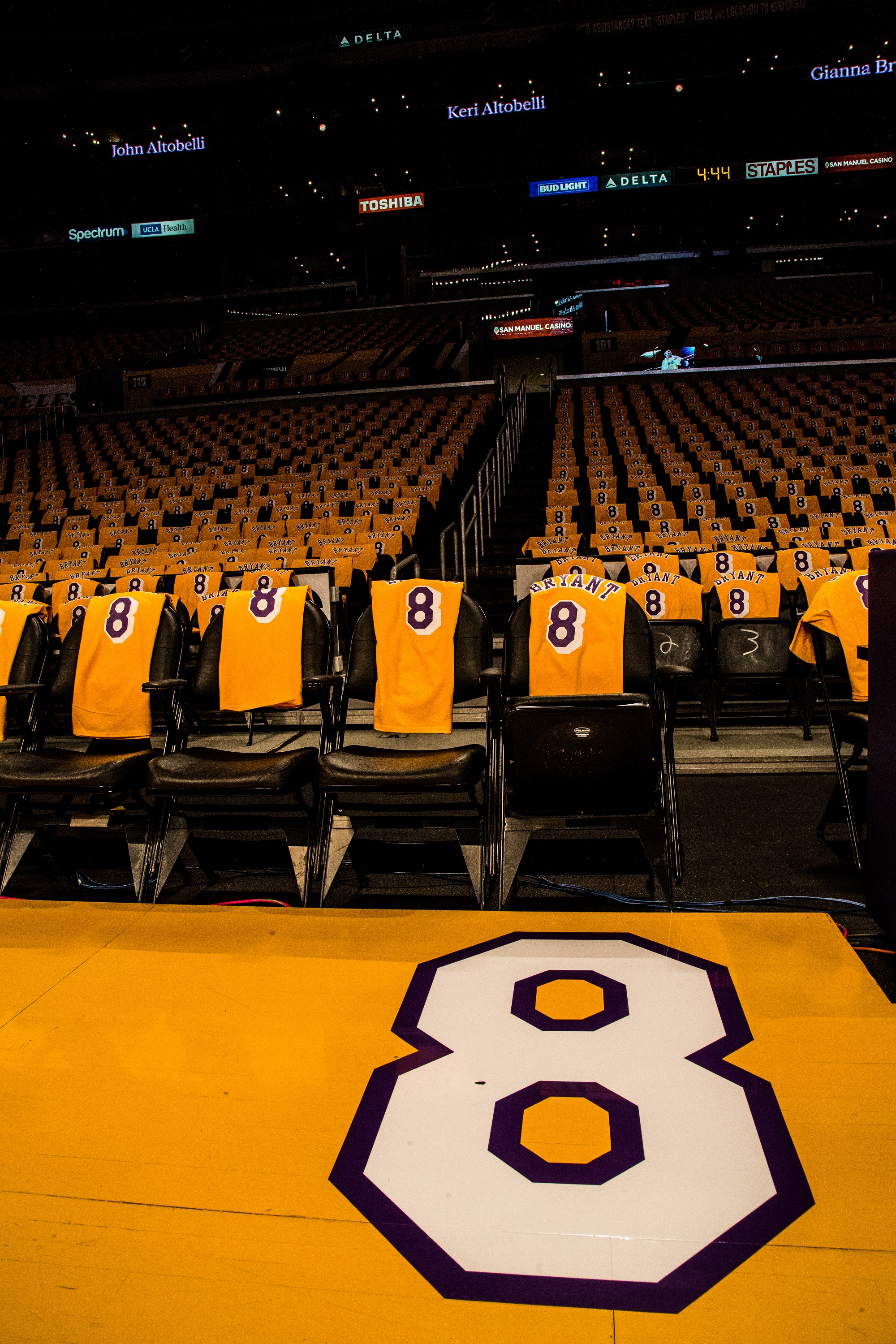 Cada aficionado que llegó a la arena para el primer juego tras la muerte de Kobe Bryant recibió una camiseta con los números 8 o 24, números que usó la leyenda durante sus 20 temporadas con los Lakers de Los Ángeles.