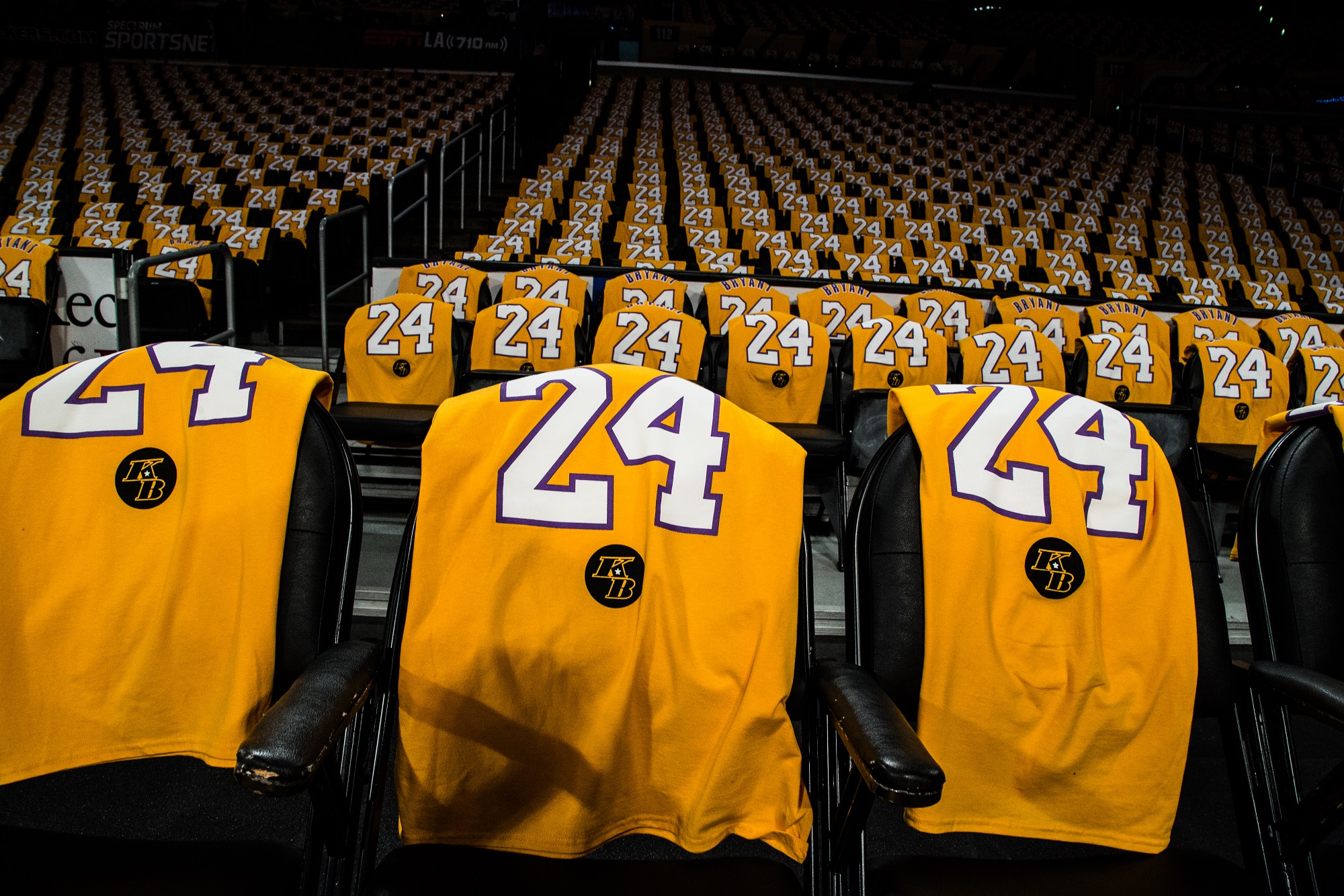 Cada asiento en el Staples Center fue cubierto con una camiseta de Bryant durante su primer juego desde la muerte de la leyenda de los Lakers.