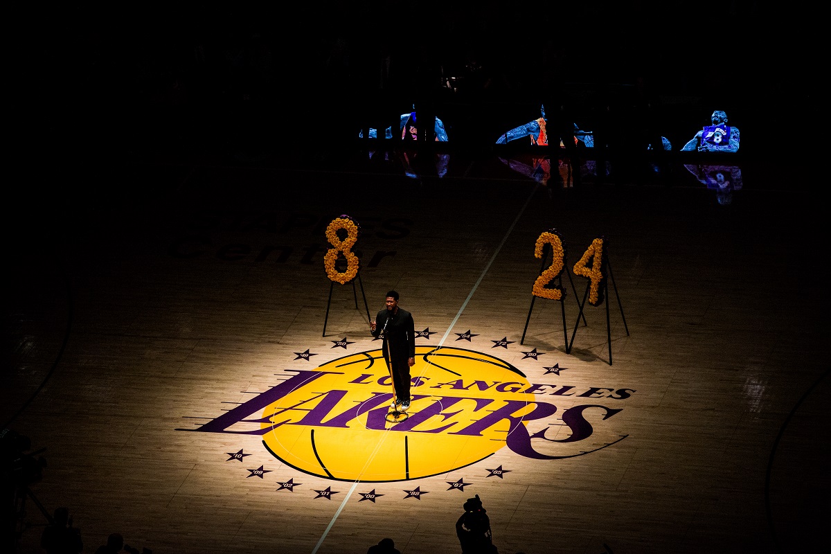El cantante Usher cantó "Amazing Grace" antes del primer juego de los Lakers desde la muerte de Kobe Bryant.