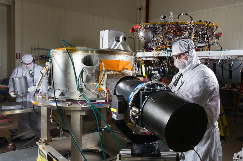 El lanzador de la nave InSight Mars está montada en una sala limpia en Lockheed Martin en Denver. El módulo de aterrizaje se puede ver en el fondo.