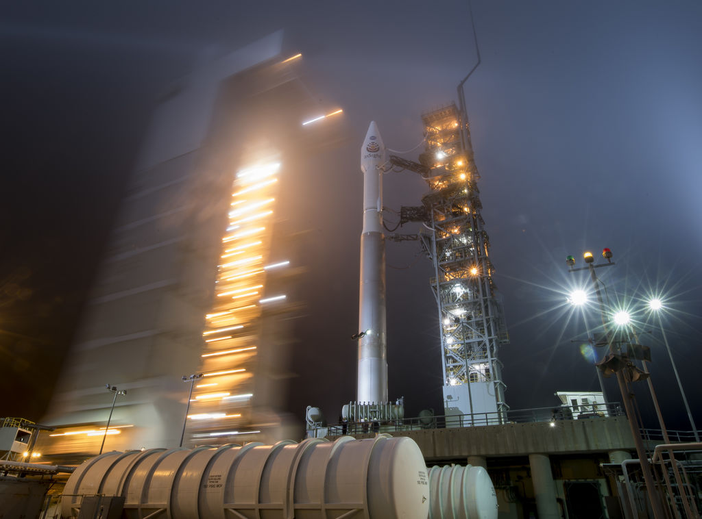 La torre de servicio móvil en SLC-3 se deshace para revelar el cohete Atlas-V de United Launch Alliance (ULA) con la nave espacial InSight de la NASA a bordo, el viernes 4 de mayo de 2018, en la Base de la Fuerza Aérea Vandenberg en California. InSight, abreviatura de Exploración Interior utilizando Investigaciones Sísmicas, Geodesia y Transporte de Calor, es un módulo de aterrizaje en Marte diseñado para estudiar el "espacio interior" de Marte: su corteza, manto y núcleo. Crédito de la foto: (NASA / Bill Ingalls)