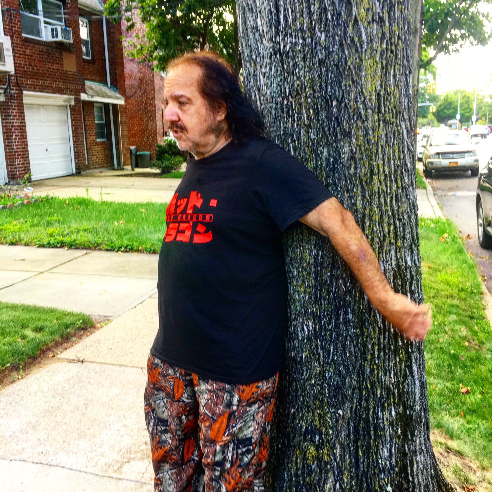 Astro del porno inicia batalla para salvar árbol de su niñez