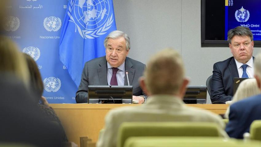 Fotografía cedida por la ONU donde aparece su secretario general, António Guterres (i), mientras habla junto al secretario general de la Organización Meteorológica Mundial (OMM), Petteri Taalas (d), durante una conferencia de prensa para presentar la Declaración sobre el estado del clima celebrada este martes en la sede del organismo internacional en Nueva York (EE.UU.).