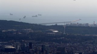 Vista del puerto de la ciudad de Barcelona que está bajo un episodio de alta contaminación tras detectar altos niveles de partículas en el aire.