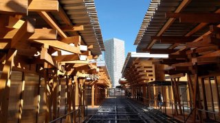Vista exterior de la Plaza de la Villa Olímpica, un complejo realizado con madera reciclable y técnicas tradicionales japonesas de construcción que será el principal espacio de ocio y servicios para los atletas de los JJOO de 2020 en Tokio, Japón.
