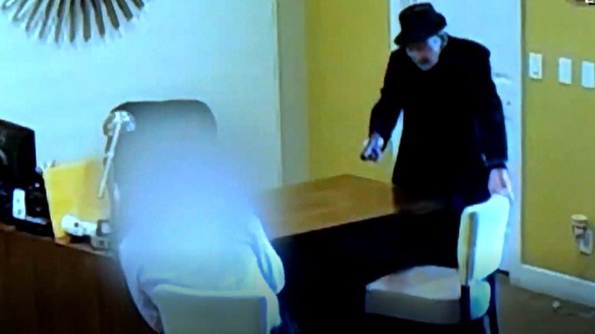 Dramático video: a quemarropa, anciano acribilla a balazos a un hombre sentado