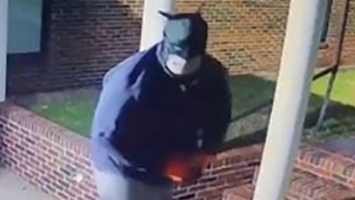 ¡Dios mío! Graban a ”Batman” mientras roba en una iglesia