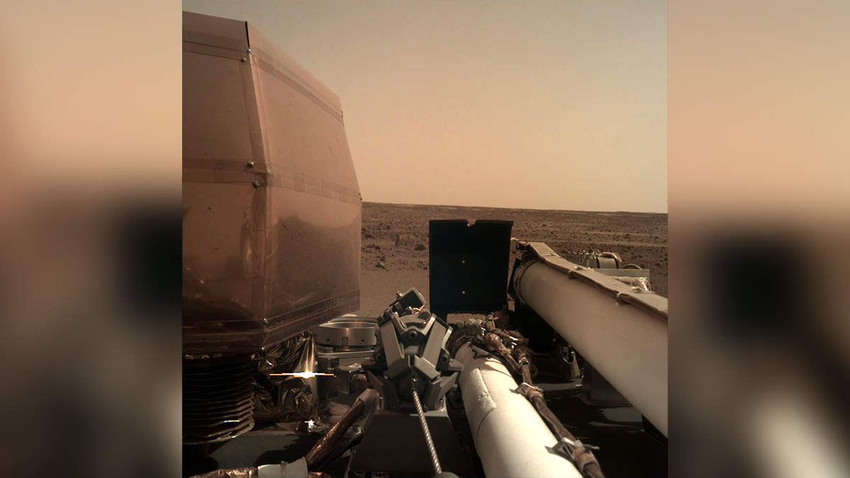 Una de las primeras imágenes de la superficie de Marte tomada por el InSight.