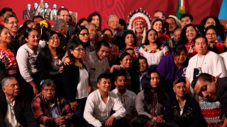 AMLO posa con representantes indígenas