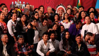 AMLO posa con representantes indígenas