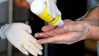 El uso de gel antibacterial es una de las medidas de prevención ante el contagio.