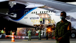 Vuelo con equipo médico llega a México