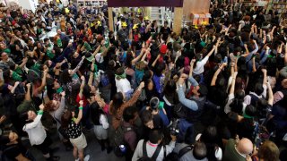 Mujeres protestan en la Fería del Libro de Guadalajara.