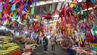 Piñatas en un mercado mexicano.