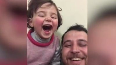 Conmovedor: padre hace reír a hijita con su imitación de los sonidos de la guerra