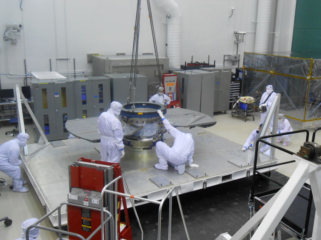 Los especialistas de Lockheed Martin verifican la etapa de crucero de la nave espacial InSight. El escenario proporcionará funciones vitales durante el viaje antes de que se desprenda en el espacio.