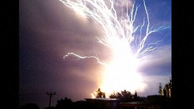 Increíble: rayos inversos estallan durante erupción