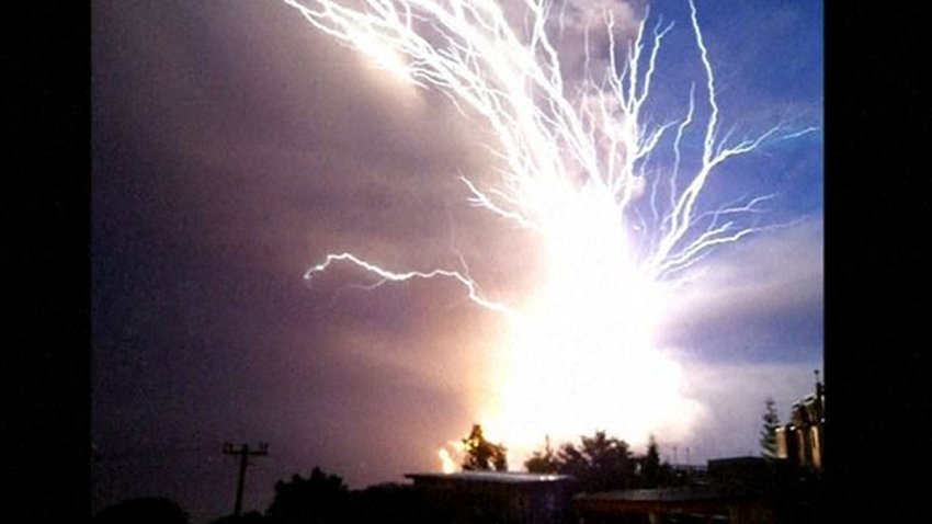 Increíble: rayos inversos estallan durante erupción