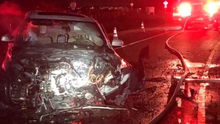 Impresionante video: policía rescata a hombre de auto en llamas