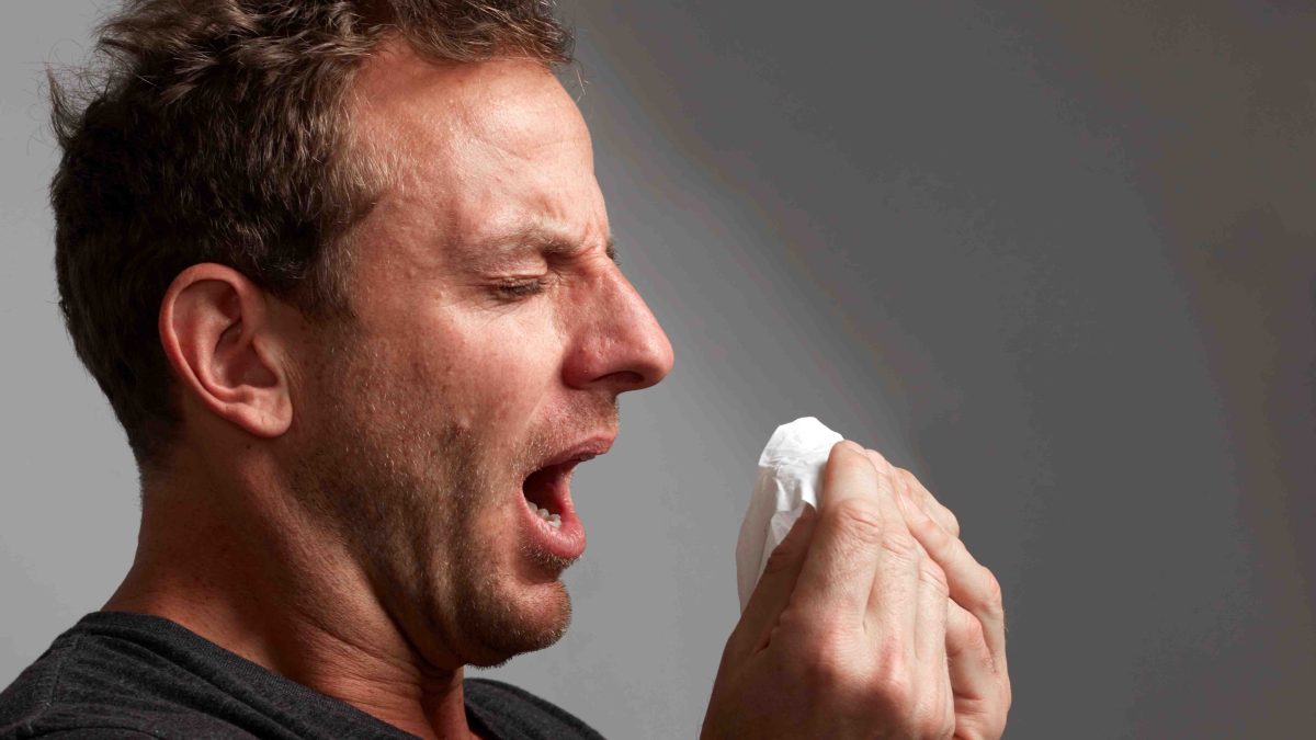 Los peligros de aguantarse un estornudo, según expertos ...