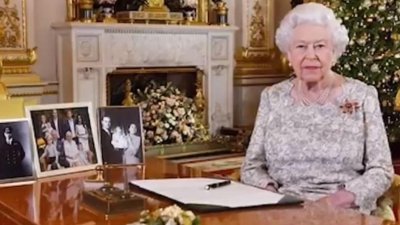 Reina Isabel genera polémica por foto navideña