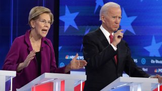 En la foto, la senadora Elizabeth Warren y el exvicepresidente Joe Biden.