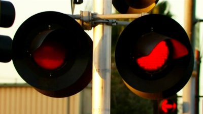 Querían ver las luces navideñas y terminaron arrollados por el tren; un niño de 5 años murió