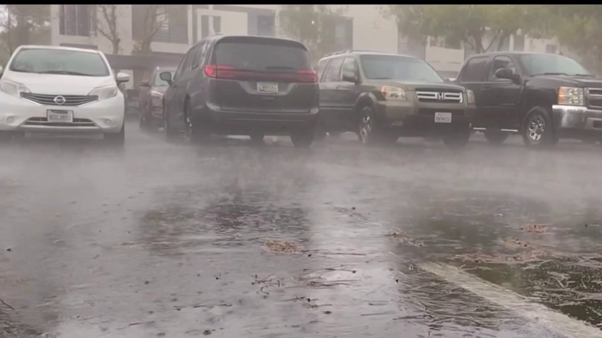 Lluvias sorprenden a residentes del sur de California