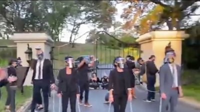 Protestan frente a la casa del gobernador Newsom para exigir la liberacion de miles de presos