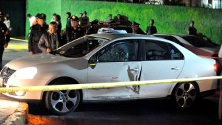 Automóvil en una escena de crimen en México
