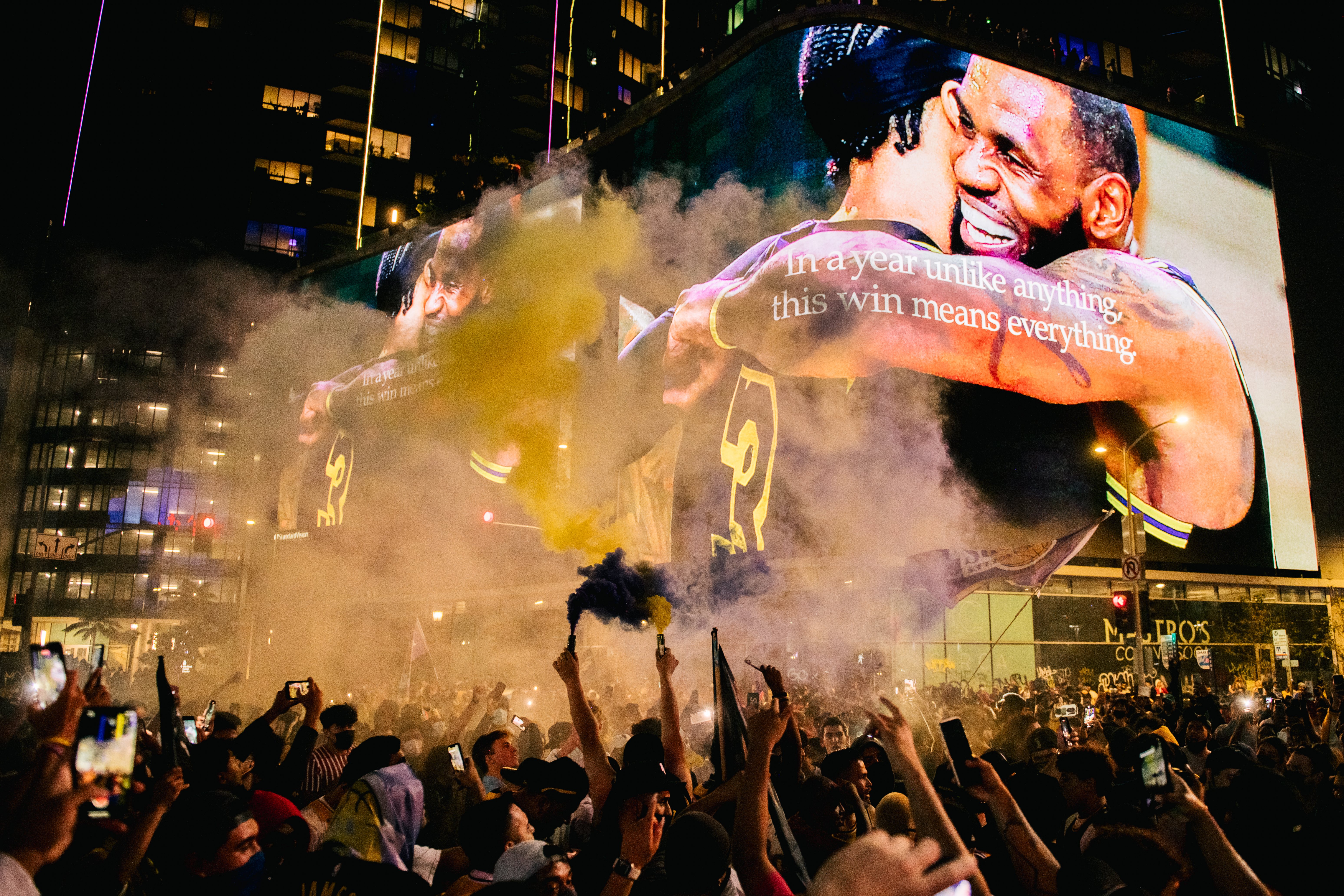 LOS ÁNGELES, CA - 11 DE OCTUBRE: Fanáticos de los Lakers celebran frente al Staples Center el 11 de octubre de 2020 en LOS ÁNGELES, CAlifornia. La gente se reunió para celebrar después de que los Lakers de Los Ángeles derrotaran al Miami Heat en el Juego 6 de las Finales de la NBA. (Foto de Brandon Bell / Getty Images)