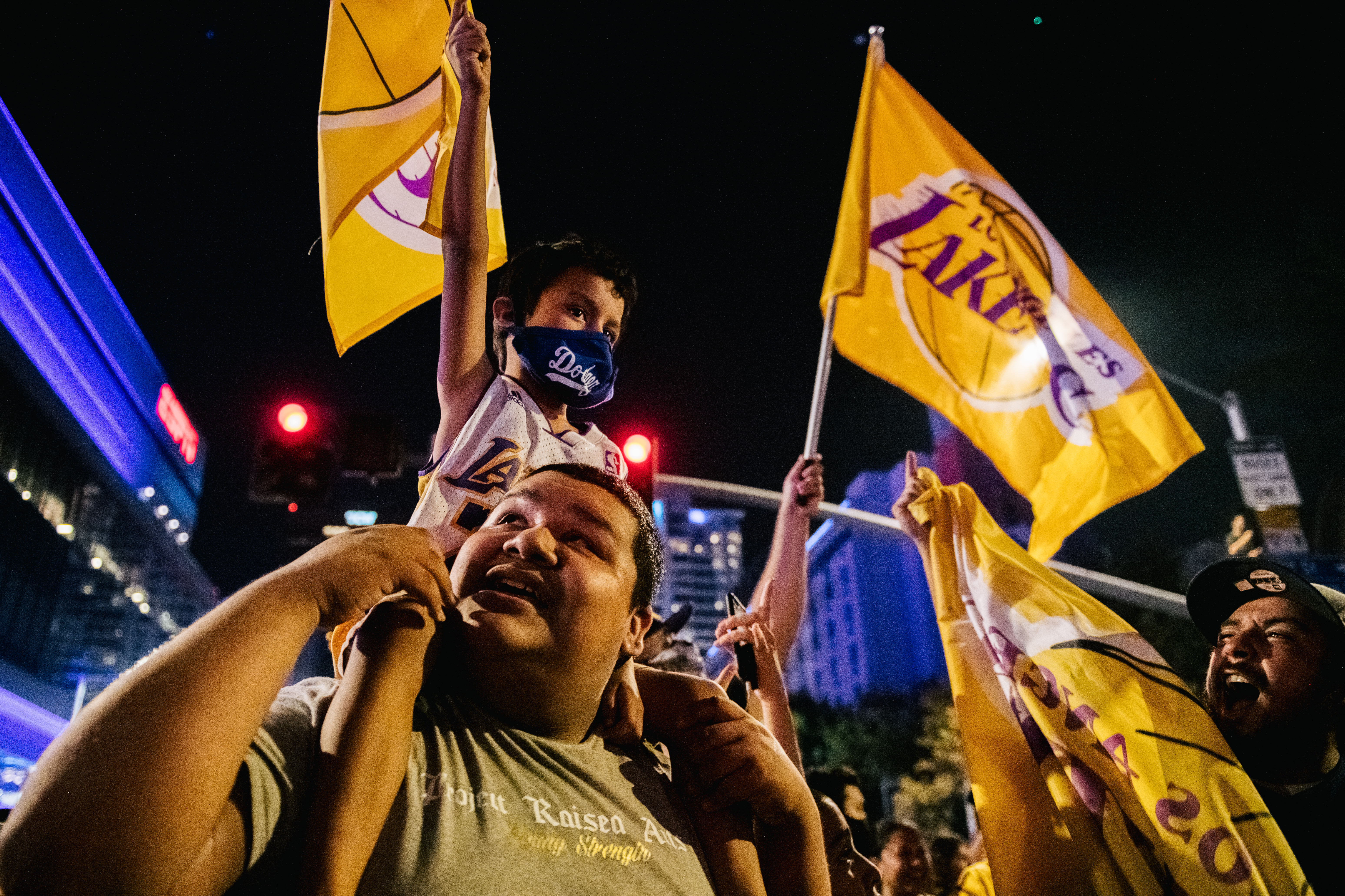 LOS ÁNGELES, CA - 11 DE OCTUBRE: Fanáticos de los Lakers celebran frente al Staples Center el 11 de octubre de 2020 en Los Ángeles, California. La gente se reunió para celebrar después de que los Lakers de Los Ángeles derrotaran al Miami Heat en el Juego 6 de las Finales de la NBA. (Foto de Brandon Bell / Getty Images)