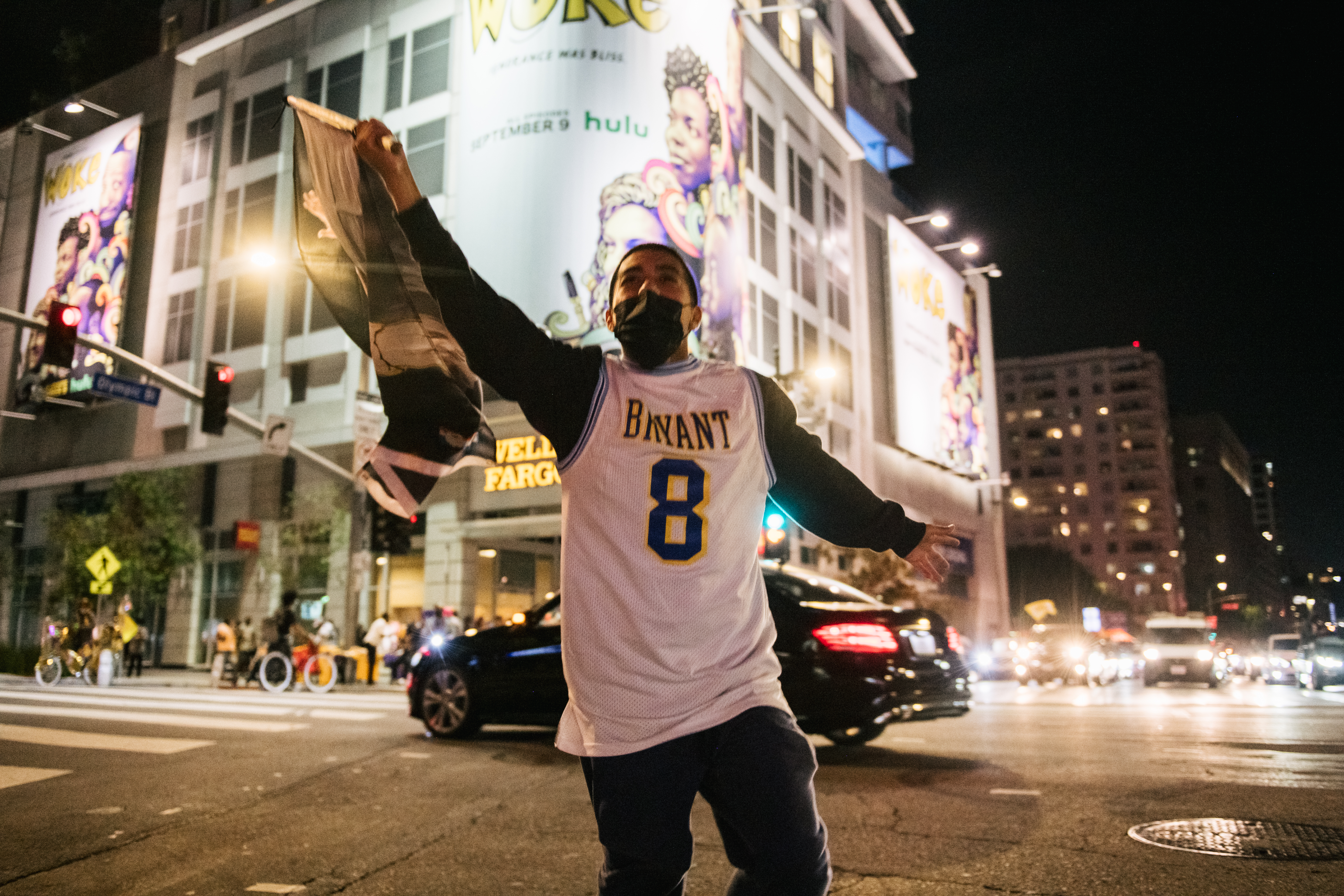 LOS ÁNGELES, CA - 11 DE OCTUBRE: Un fanático de los Lakers corre con una bandera cerca del Staples Center el 11 de octubre de 2020 en Los Ángeles, California. La gente se reunió para celebrar después de que los Lakers de Los Ángeles derrotaran al Miami Heat en el Juego 6 de las Finales de la NBA. (Foto de Brandon Bell / Getty Images)